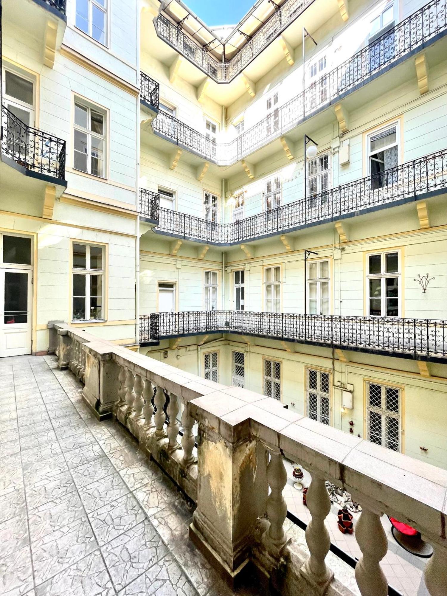 Amazing Swedish 3 Rooms Apartment In The City Center Budapest Eksteriør billede